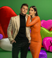 Highly expected by the fans, the Brazilian version of Love is Blind will be hosted by a couple who also met around cameras: Camila Queiroz and Klebber Toledo will show if love is really blind. 