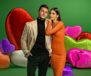 Highly expected by the fans, the Brazilian version of Love is Blind will be hosted by a couple who also met around cameras: Camila Queiroz and Klebber Toledo will show if love is really blind. 