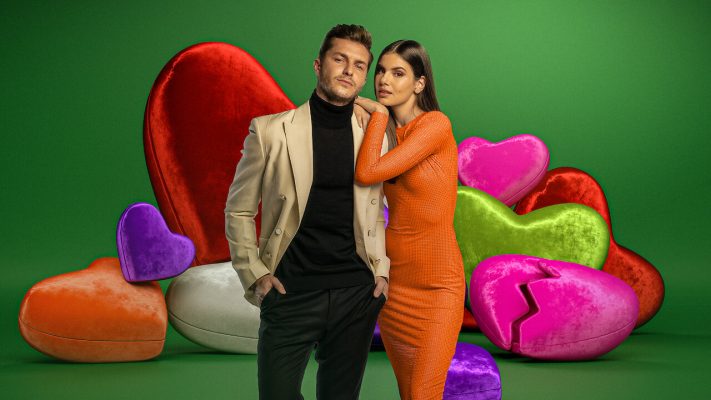 Highly expected by the fans, the Brazilian version of Love is Blind will be hosted by a couple who also met around cameras: Camila Queiroz and Klebber Toledo will show if love is really blind.