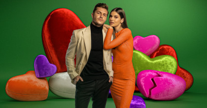 Highly expected by the fans, the Brazilian version of Love is Blind will be hosted by a couple who also met around cameras: Camila Queiroz and Klebber Toledo will show if love is really blind. 